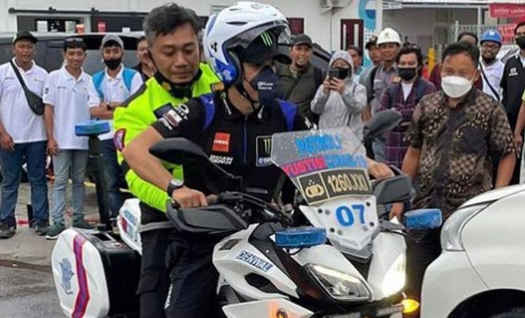 Pembalap Monster Energy Yamaha Franco Morbidelli pinjam motor polisi gara-gara nyaris ketinggalan pesawat. (Foto: Instagram/skysportmotogp)