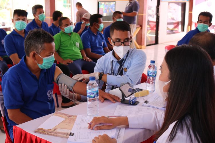 Lapas Kelas IIa Pematang Siantar Kanwil Kemenkumham Sumut, bersama pihak Polres Simalungun saat melakukan vaksinasi terhadap Warga Binaan Pemasyarakatan (WBP).