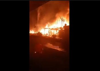 Pasar Kotanopan Mandailing Natal terbakar hebat menyebabkan lima kios dan rumah ludes.Foto/Husein
