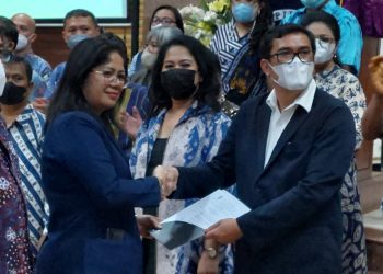 Ketua Umum Dewan Pimpinan Pusat Persatuan Intelegensia Kristen (Ketum DPP PIKI), Dr. Badikenita Sitepu saat menyerahkan SK Kepengurusan DPD PIKI Sumut, periode 2021-2026 yang diterima Ketua DPD PIKI Sumut, Dr. Naslindo Sirait, di HKBP Tanjung  Sari Medan, Jumat (18/3/2022) malam lalu.