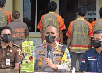 Kapolres Asahan AKBP Putu Yudha Prawira (tengah) menjelaskan penangkapan narkotika jenis sabu seberat 848,7 gram . (Foto: Antara/HO)