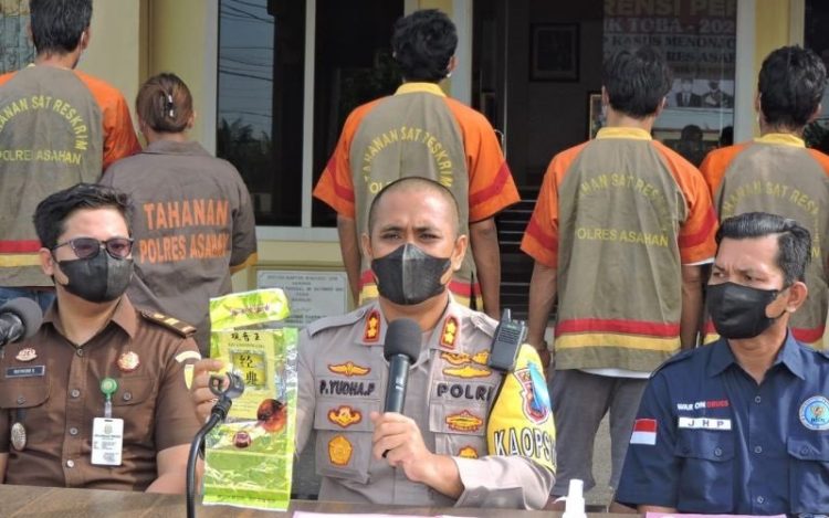 Kapolres Asahan AKBP Putu Yudha Prawira (tengah) menjelaskan penangkapan narkotika jenis sabu seberat 848,7 gram . (Foto: Antara/HO)