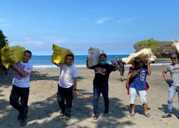 Jajaran Subdit 1 Ditresnarkoba Polda Jabar menggagalkan penyelundupan 1 ton sabu di Pantai Pangandaran, Rabu (16/3/2022). Foto: Polda Jabar