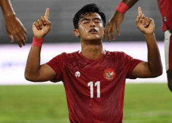 Pemain Timnas Indonesia Pratama Arhan berselebrasi bersama rekannya setelah berhasil mencetak gol ke gawang Timnas Timor Leste dalam pertandingan sepak bola Leg 1 FIFA Matchday di Stadion I Wayan Dipta, Gianyar, Bali, Kamis (27/1/2022). Indonesia menang atas Timor Leste dengan skor 4-1. ANTARA FOTO/Nyoman Budhiana/hp.