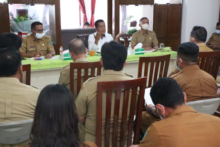 Bupati Simalungun, Radiapoh Hasiholan Sinaga saat memberikan arahan, di hadapan para direktur dan pegawai RSUD, di Rumah Dinas Wakil Bupati Simalungun, Jalan Suri-suri Pamatang Simalungun, Kecamatan Siantar, Kabupaten Simalungun, Sumut, Senin (7/3/2022).