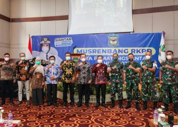 Foto bersama disela acara.