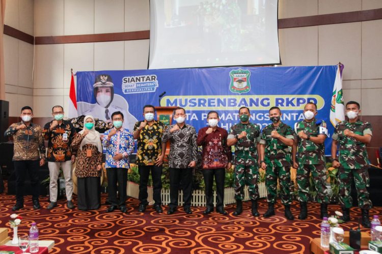 Foto bersama disela acara.