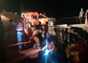 Tim SAR gabungan melakukan evakuasi terhadap tiga ABK yang tercebur ke laut. [Ist]