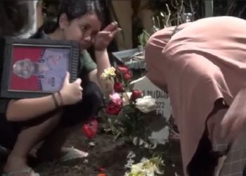 Isak tangis iringi pemakaman Dirtahti Polda Gorontalo, AKBP Beni Mutahir, yang tewas ditembak tahanan narkoba. Foto/iNews TV/Saif Hajarani