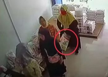 Tangkapan layar emak-emak mencuri beras. [Ist]