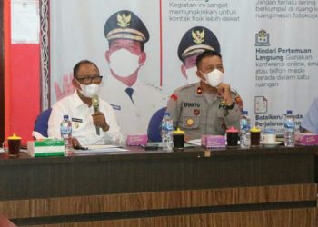 Wakil Bupati (Wabup) Simalungun saat memimpin rapat Analisa Evaluasi (Anev) kinerja dan capaian vaksin di Posko Satgas Covid-19 Kabupaten Simalungun, Sumut, Jum'at (18/3/2022).