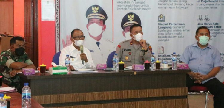Wakil Bupati (Wabup) Simalungun saat memimpin rapat Analisa Evaluasi (Anev) kinerja dan capaian vaksin di Posko Satgas Covid-19 Kabupaten Simalungun, Sumut, Jum'at (18/3/2022).