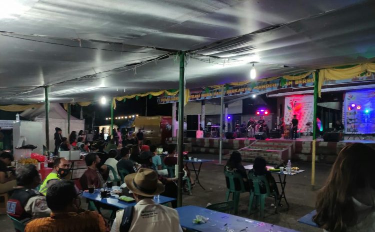 Suasana event Onan of Caldera Toba dan bazar jajanan maupun oleh-oleh khas KDT Tahun 2022, di Pagoda Open Stage Parapat.