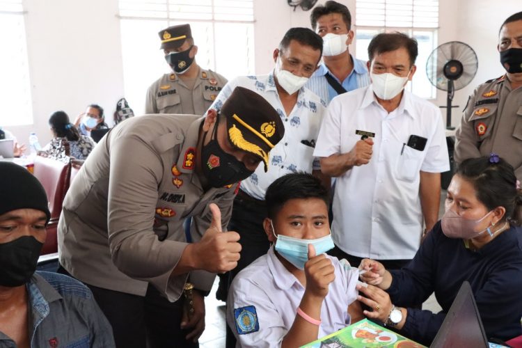 Kapolres Simalungun saat tinjau gebyar  vaksinasi presisi di Tanah Jawa.