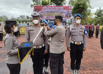 Kapolres Simalungun, AKBP Nicolas Dedy Arifianto SH, SIK, MH, menyematkan pita tanda dimulainya Operasi Keselamatan Toba 2022.