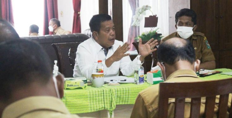 Bupati Simalungun, Radiapoh Hasiholan Sinaga SH MH, saat memimpin rapat evaluasi pendapatan daerah Kabupaten Simalungun, di Rumah Dinas  Wakil Bupati Simalungun, Jalan Suri-Suri Pematang Simalungun, Kecamatan Siantar, Kabupaten Simalungun, Sumut, Selasa (8/3/2022).
