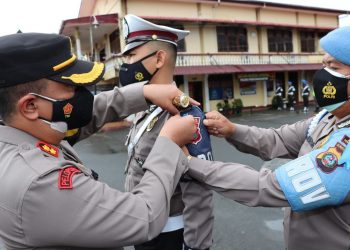 Kapolres Pematangsiantar, AKBP Boy . S. B. Siregar S. I. K, menyematkan pita tanda dimulainya Operasi Keselamatan Toba 2022.