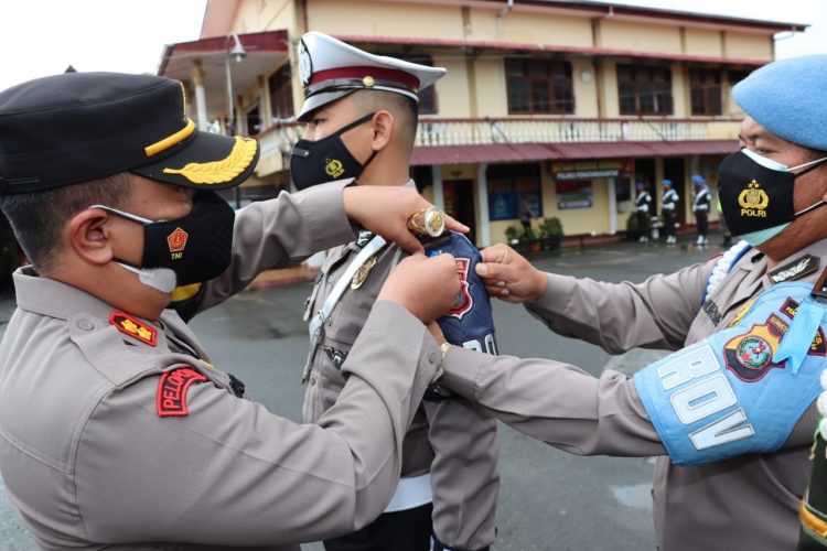 Kapolres Pematangsiantar, AKBP Boy . S. B. Siregar S. I. K, menyematkan pita tanda dimulainya Operasi Keselamatan Toba 2022.