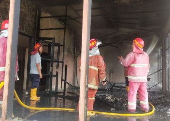 Petugas pemadam kebakaran berhasil memadamkan api.