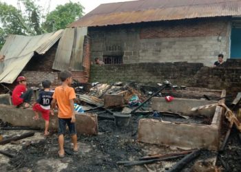 Rumah orang tua dibakar anak. Foto: Wahyudi/SINDOnews