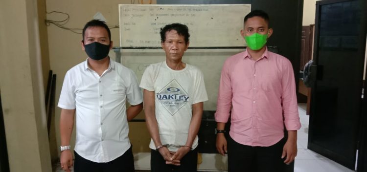 Foto pelaku saat diapit petugas.