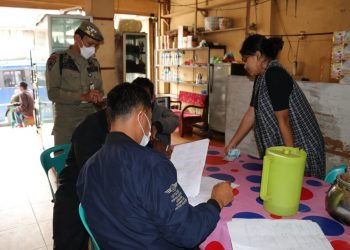 Petugas Satpol PP bersama petugas Kecamatan melakukan penagihan pajak, di salah satu restoran yang membuka usaha di Humbahas, belum lama ini.