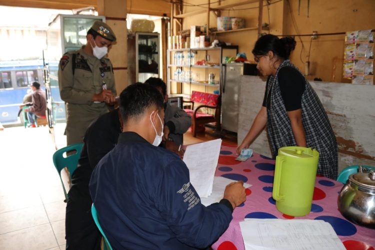 Petugas Satpol PP bersama petugas Kecamatan melakukan penagihan pajak, di salah satu restoran yang membuka usaha di Humbahas, belum lama ini.