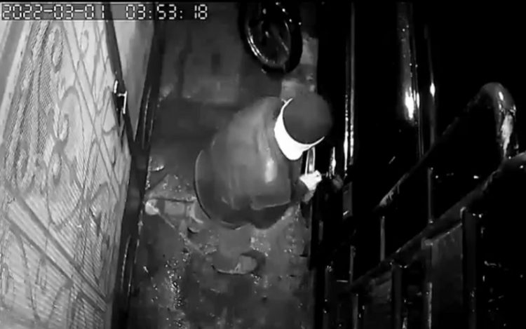 Tangkapan layar CCTV, 2 Kawanan Pencuri Ini Bawa Kabur Pikap (Foto: Istimewa)