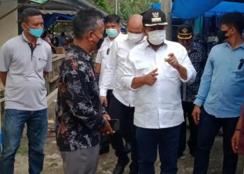 Bupati Simalungun, Radiapoh Hasiholan Sinaga saat blusukan ke Pasar Kerasaan, Kecamatan Pematang Bandar, Kabupaten Simalungun, Sumut, Minggu (6/3/2022).