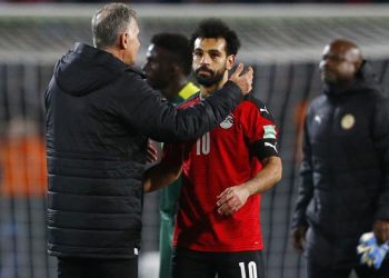 Winger Mesir Mohamed Salah meratapi kegagalan negaranya lolos ke Piala Dunia 2022 (Foto: REUTERS/Amr Abdallah Dalsh)