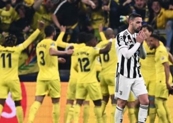 Bek Juventus asal Italia Mattia De Sciglio (kanan) bereaksi ketika para pemain Villareal melakukan selebrasi usai mencetak gol kedua mereka selama pertandingan leg kedua babak 16 besar Liga Champions antara Juventus vs Villareal di stadion Juventus, Turin, pada 16 Maret 2022 waktu setempat. Marco BERTORELLO / AFP.