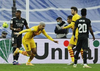 Real Madrid loyo tanpa Karim Benzema yang cedera. Los Blancos dibantai rival abadi Barcelona pada jornada ke-29 Liga Spanyol di Santiago Bernabeu. (Foto: REUTERS/Susana Vera)
