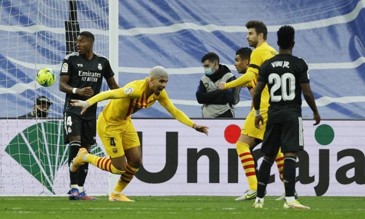 Real Madrid loyo tanpa Karim Benzema yang cedera. Los Blancos dibantai rival abadi Barcelona pada jornada ke-29 Liga Spanyol di Santiago Bernabeu. (Foto: REUTERS/Susana Vera)
