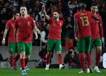 Gelandang serang Timnas Portugal, Bruno Fernandes (tengah) merayakan golnya ke gawang Makedonia Utara dalam laga play-off Piala Dunia 2022 zona Eropa di Estadio do Dragao, Porto, Portugal, Rabu (30/3/2022) dini hari WIB. [MIGUEL RIOPA / AFP]
