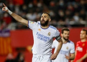 Pemain depan Real Madrid Karim Benzema merayakan setelah mencetak gol selama pertandingan sepak bola Liga Spanyol antara RCD Mallorca dan Real Madrid CF di stadion Son Moix di Palma de Mallorca pada 14 Maret 2022. JAIME REINA / AFP