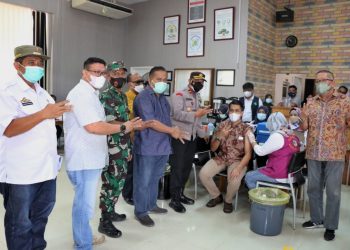 Foto bersama disela meninjau pelaksanaan vaksinasi.