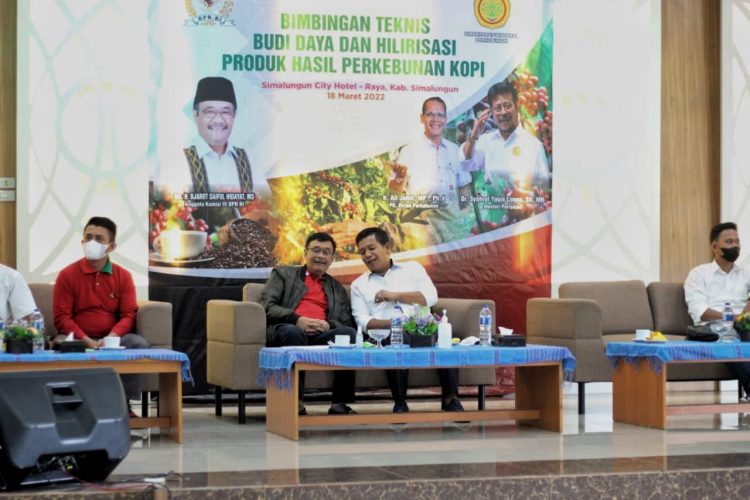 Bupati Simalungun, Radiapoh Hasiholan Sinaga, saat bersama Anggota Komisi IV DPR RI, Drs H Djarot Saiful Hidayat MS, di acara bimbingan teknis (Bimtek) budi daya dan hilirisasi produk hasil perkebunan kopi di Simalungun City Hotel Pamatang Raya Kabupaten Simalungun, Sumut, Jum'at (18/3/2022).