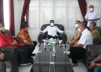Bupati Simalungun, Radiapoh Hasiholan Sinaga, saat menerima audiensi pengurus SOKSI Simalungun, di rumah dinas Wakil Bupati Simalungun, jalan Suri-suri Pematang Simalungun, Kecamatan Siantar, Kabupaten Simalungun, Sumut, Selasa (7/3/2022).