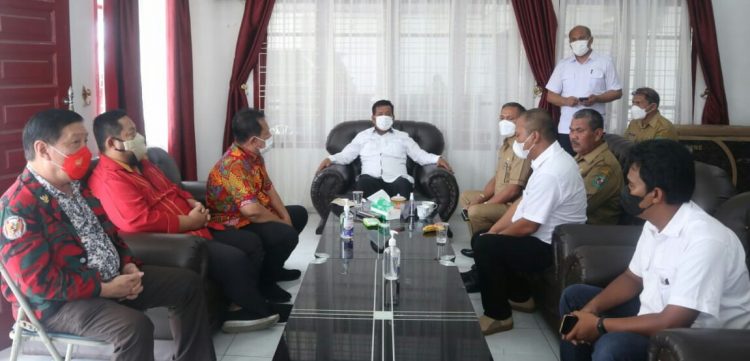 Bupati Simalungun, Radiapoh Hasiholan Sinaga, saat menerima audiensi pengurus SOKSI Simalungun, di rumah dinas Wakil Bupati Simalungun, jalan Suri-suri Pematang Simalungun, Kecamatan Siantar, Kabupaten Simalungun, Sumut, Selasa (7/3/2022).