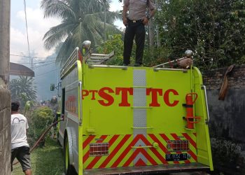 Mobul damkar milik PT. STTC saat di lokasi kejadian.