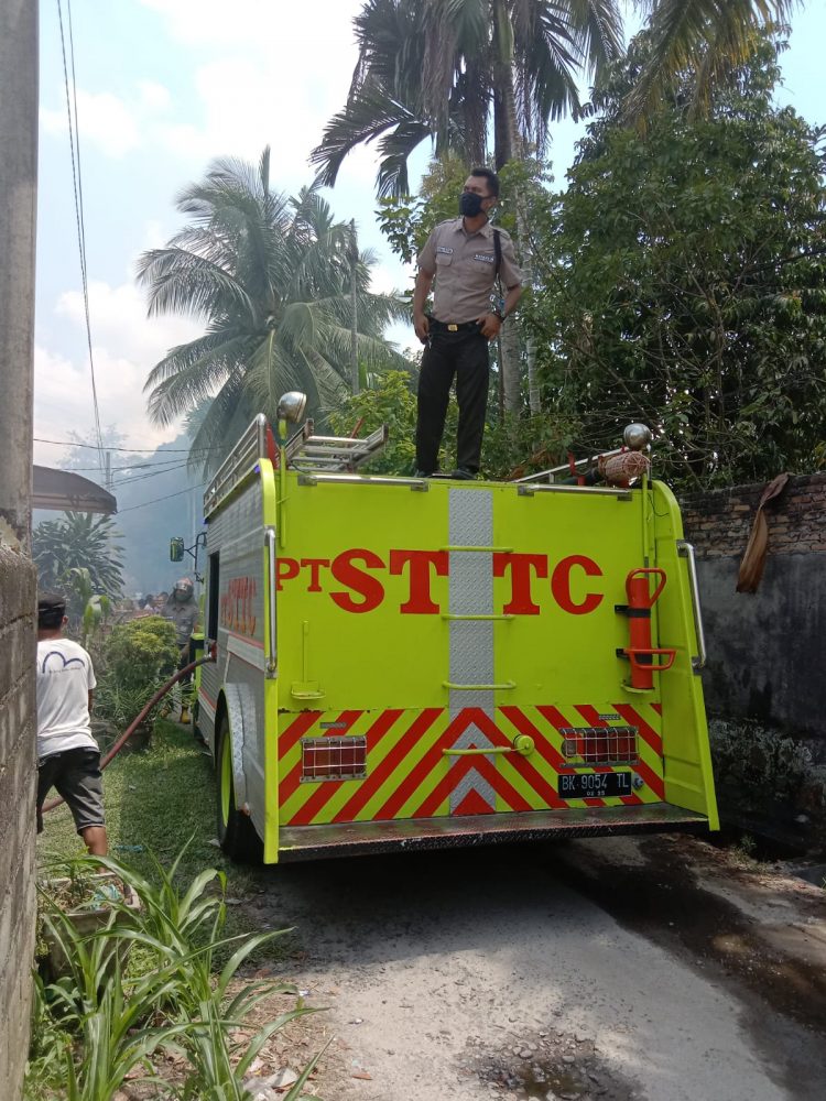 Mobul damkar milik PT. STTC saat di lokasi kejadian.