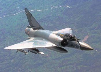 Jet tempur Mirage 2000 milik Angkatan Udara Prancis sedang bermanuver di udara. Foto/wikipedia