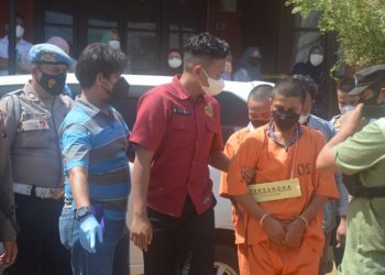 Dua pelaku pembunuhan saat memperagakan 15 Adegan saat rekonstruksi kasus pembunuhan dokter gigi di Bagas Godang Sidimpuan, Sumut. Foto: SINDOnews/Zia Nasution