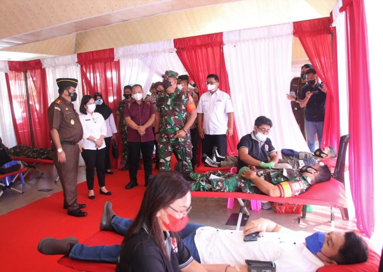 Acara bakti sosial donor darah dalam rangka HUT Ke-76 Persit Kartika Chandra Kirana Tahun 2022, Rabu (23/3/2022), di Lapangan Haji Adam Malik Pematangsiantar.