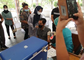 Plt. Wali Kota Pematangsiantar , Susanti Dewayani, Sp.A, saat memantau  vaksinasi massal, di Lapangan Haji Adam Malik, yang bekerjasama dengan Polres Pematangsiantar, pada Sabtu (19/3/2022).