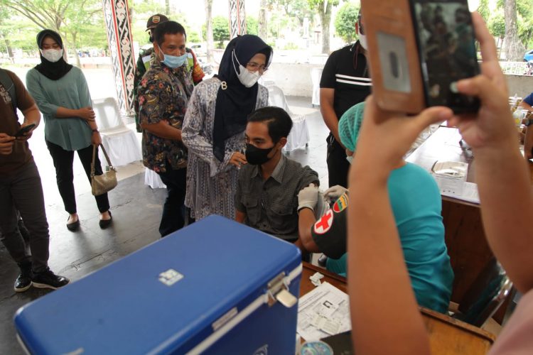 Plt. Wali Kota Pematangsiantar , Susanti Dewayani, Sp.A, saat memantau  vaksinasi massal, di Lapangan Haji Adam Malik, yang bekerjasama dengan Polres Pematangsiantar, pada Sabtu (19/3/2022).