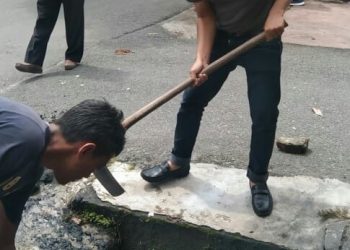 Camat Siantar Timur Timur,  Saiful Rizal, S.STP dan Lurah Tomuan, Suheri, melaksanakan program LISA (Lihat Sampah Angkat) dengan membersihkan drainase di jalan Pattimura.