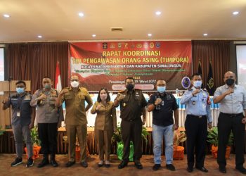 Foto bersama disela acara.
