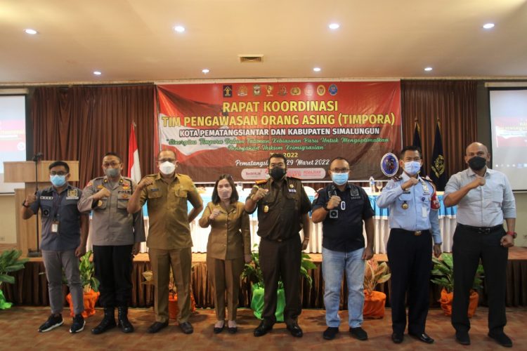 Foto bersama disela acara.