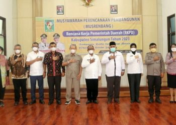 Foto bersama disela acara.